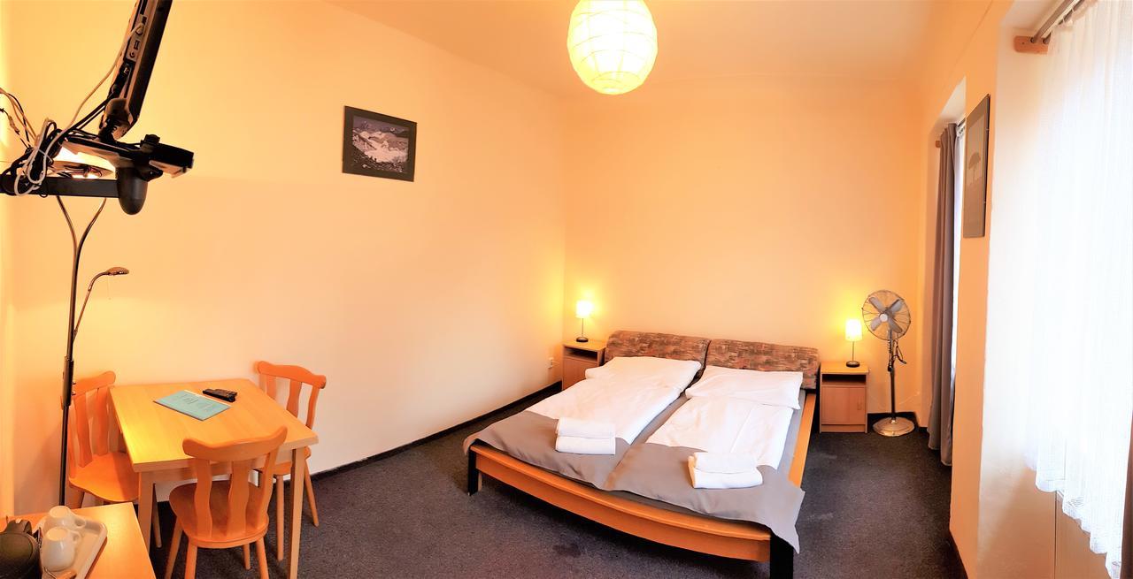 Hotel U Dvou Zlatych Klicu Praga Esterno foto